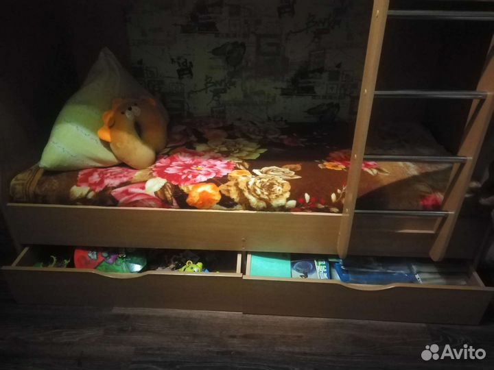 Двухъярусная кровать б/у с матрасами