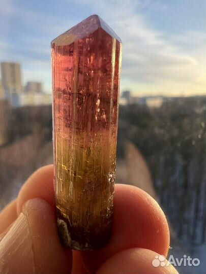 Кристалл полихромного турмалина