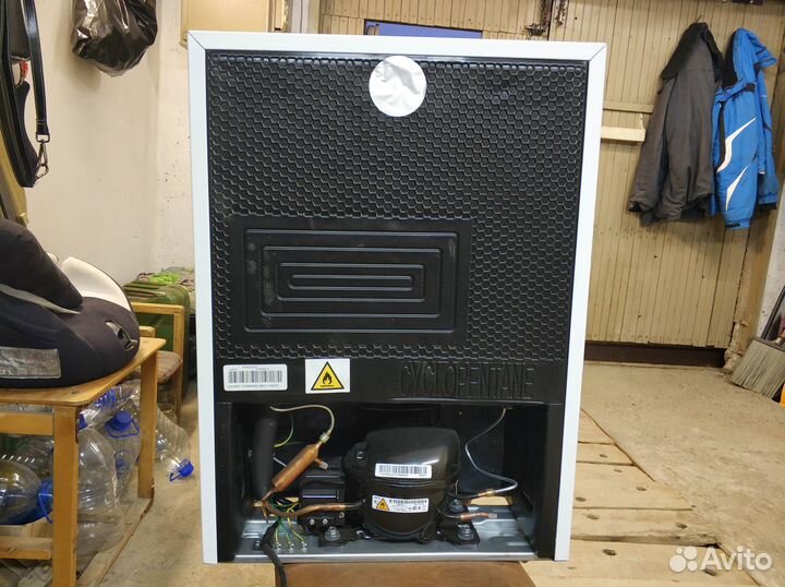 Холодильник Comfee RCD98WH1R, однокамерный, 66 л