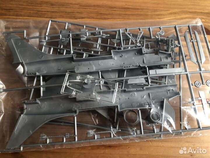 Сборная модель самолета 1:72 F-8E(FN) grusader