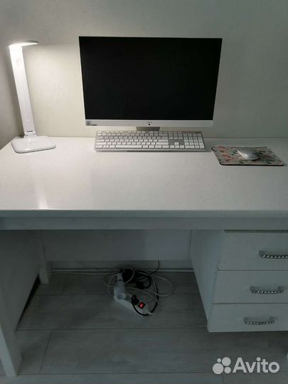 Письменный стол белый