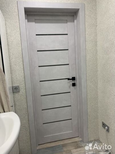 Белые двери со стеклом склад