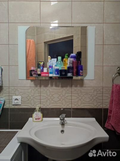 Зеркало в ванную с полочкой