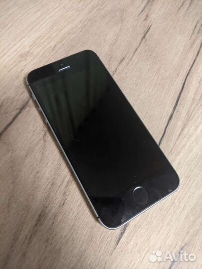 Телефон iPhone SE