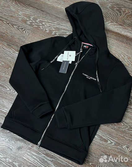 Удобный спортивный комплект от Tommy Hilfiger