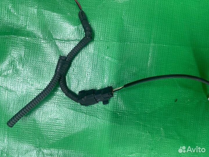 Датчик abs передний правый Toyota Camry AVV50