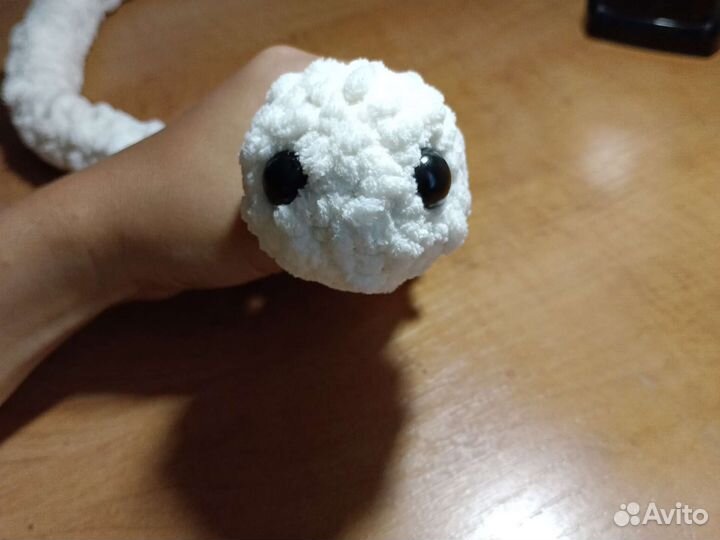 Мягкая вязаная змейка ручной работы