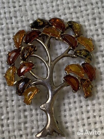 Брошь серебряная с янтарем
