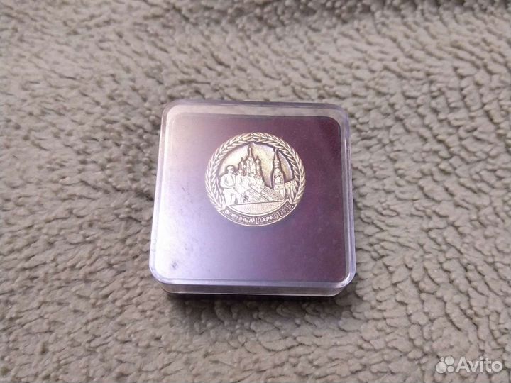 За участие в параде значки гербы