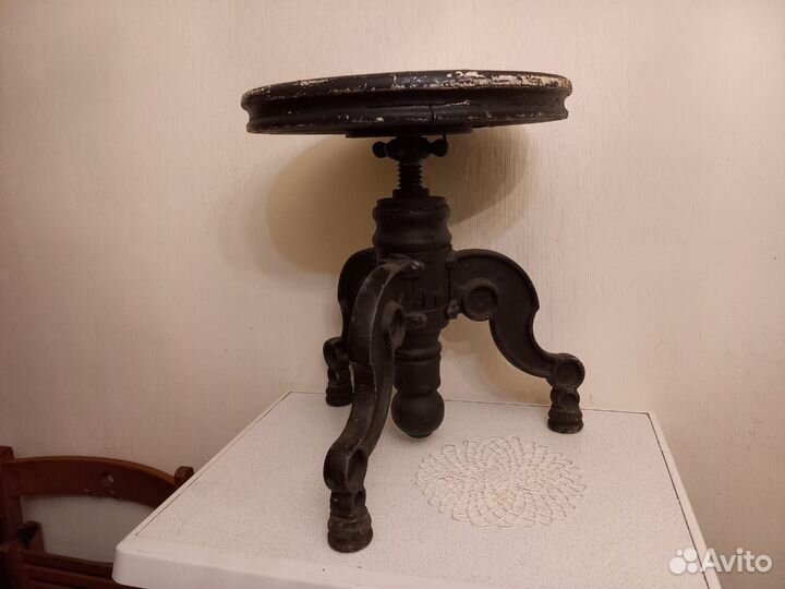 Старинный винтовой стул, можно как подставка