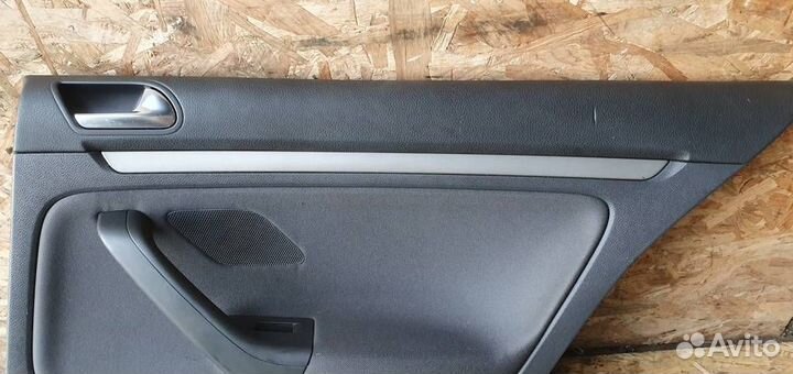 Обшивка двери задней правой Volkswagen Golf V 200