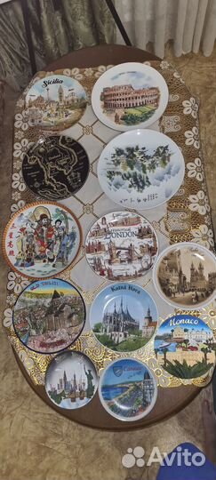 Сувенирные тарелки очень много