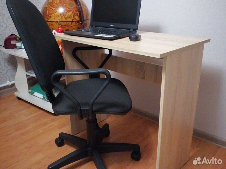 Компьютерное кресло и стол
