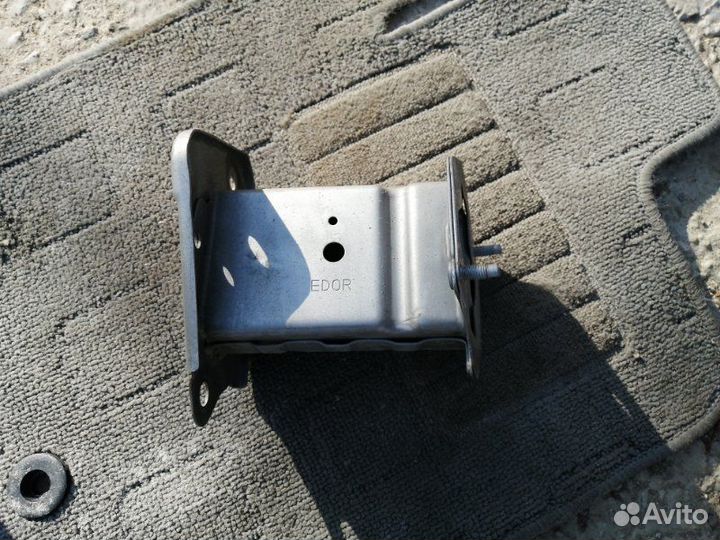 Крепление усилителя бампера переднее правое Nissan