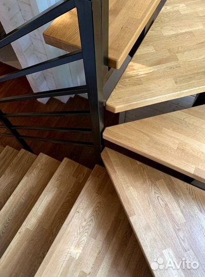 Лестница на металлокаркасе экологичная