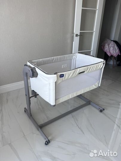 Приставная кроватка Chicco next2me кожа