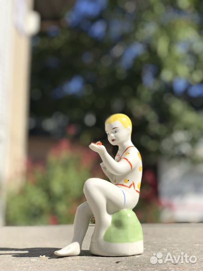 Статуэтка фарфор Мальчик с бабочкой