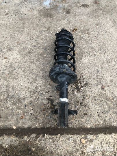 Стойка амортизатора передняя правая Honda Cr-V 3