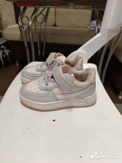 Кроссовки для девочки 24
