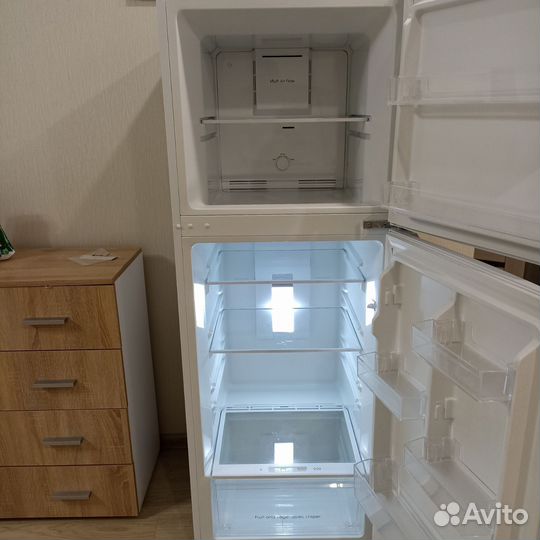 Холодильник Dexp NF240D