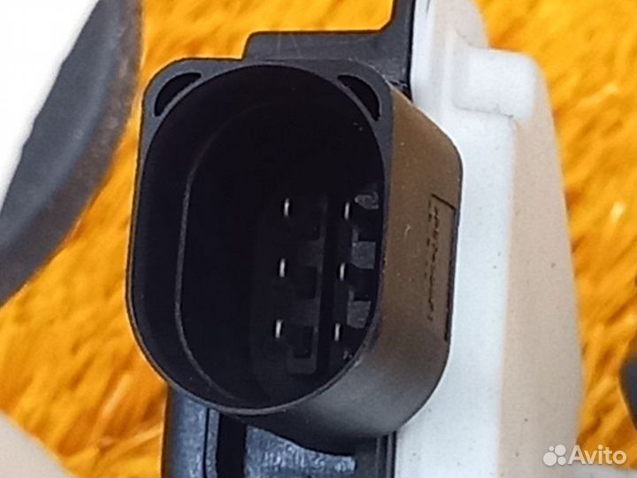 Замок двери задний левый Volkswagen Tiguan 5N cawa