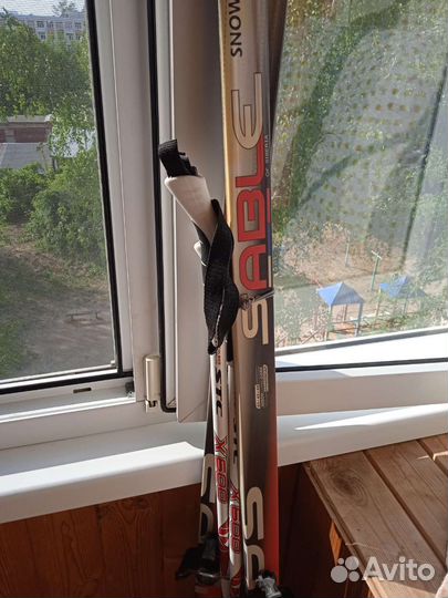Лыжи с палками и обовью