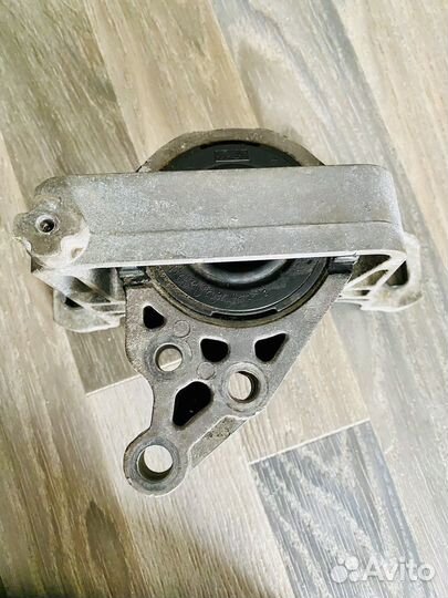 Правая опора двигателя Mazda 3 bk 1,6