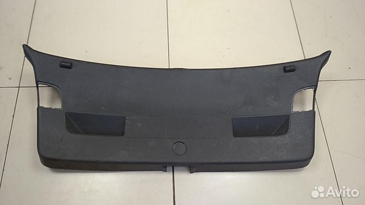 Обшивка двери багажника Volkswagen Golf