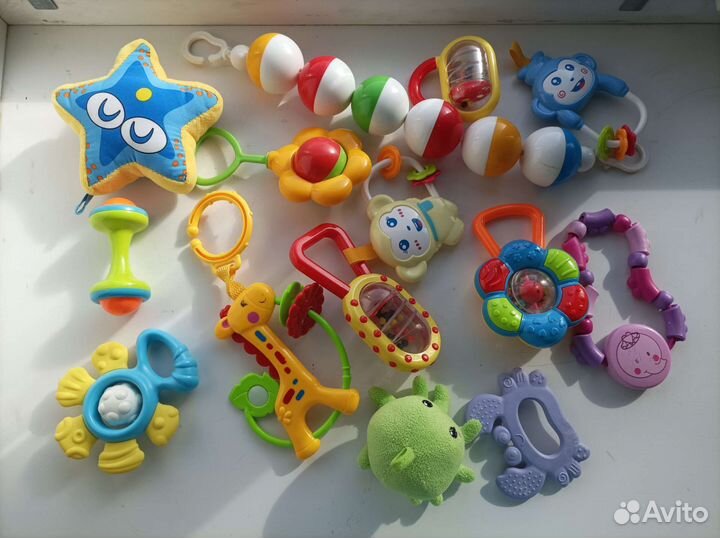 Большой пакет игрушек и погремушек для малышей