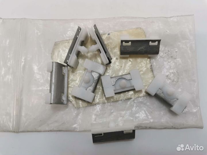 Крепёж боковых молдингов лобового стекла BMW E38