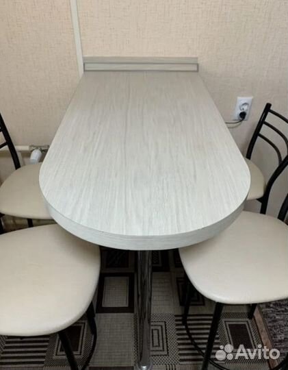 Барная стойка и 4 стула