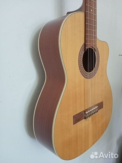 Продаю классическую гитару Madeira с чехлом