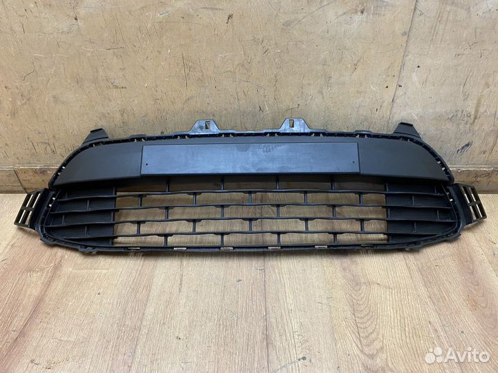 Решётка в бампер центральная Kia Rio 2017+