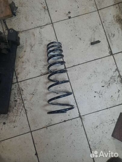 Nissan Primera Р11 пружина передняя