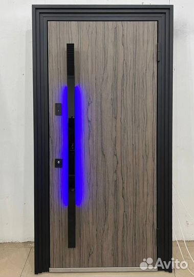 Входная дверь в CPL отделке с ручкой подсветкой