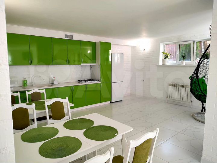 3-к. квартира, 100 м², 1/3 эт.
