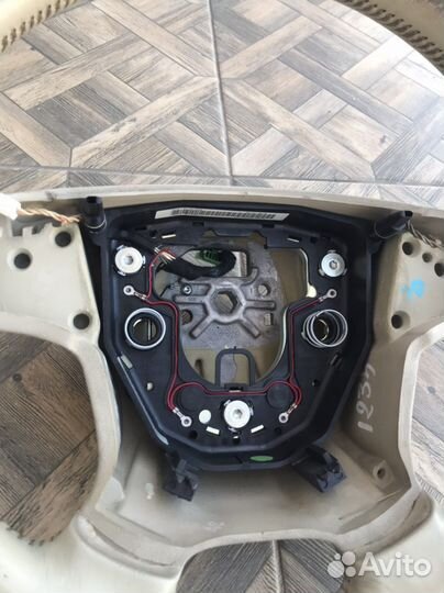 Бежевый руль Volvo XC70