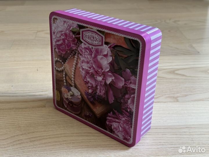 Жестяная коробка шкатулка