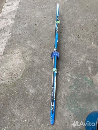 Лыжные ботинки и лыжи