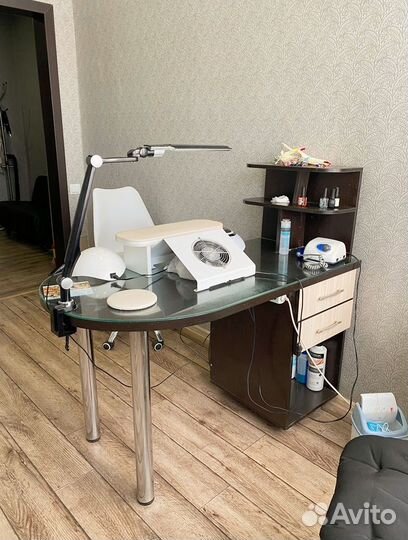Маникюрный стол бу