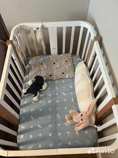 Детская кроватка с маятником белая