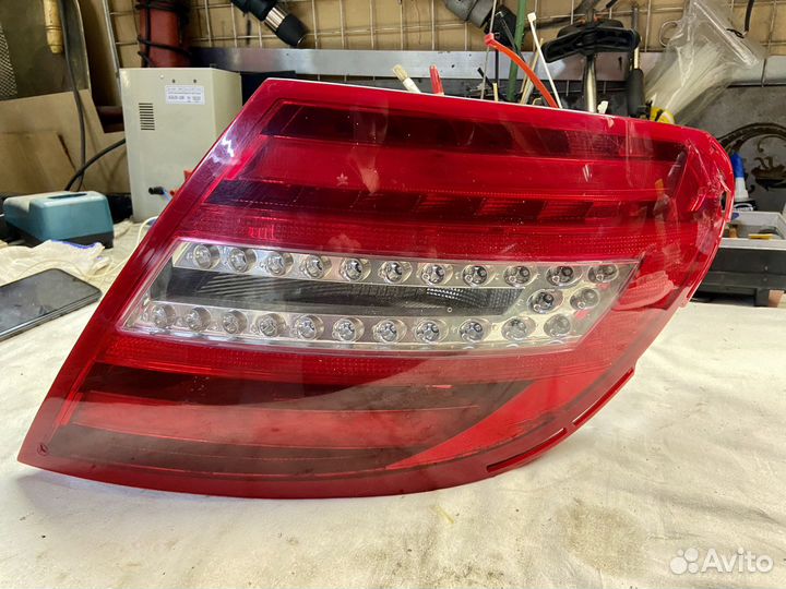 Задний правый фонарь фары на mercedes w204