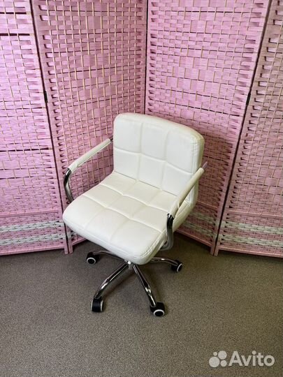 Стул мастера на колесах