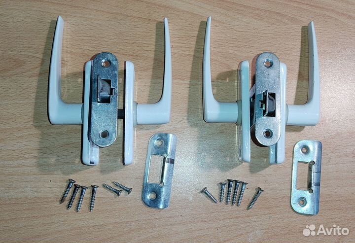 Ручка дверная металлическая с защелкой