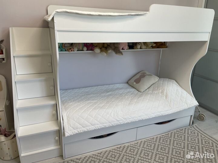 Двухъярусная кровать с лестницей комодом
