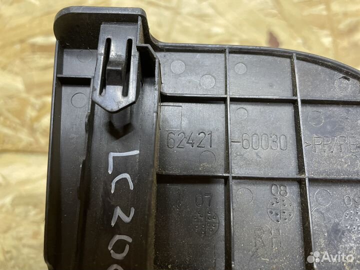 Заглушка в правую стойку Toyota Land Cruiser 200