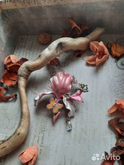 Брошь Ирис от Kirks Folly