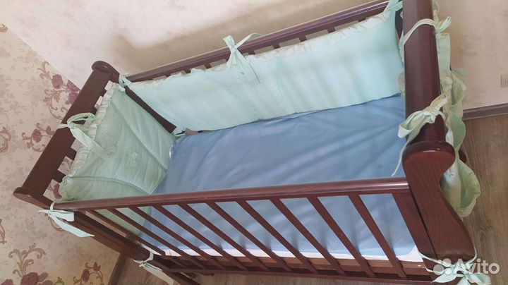 Детская кроватка с маятником