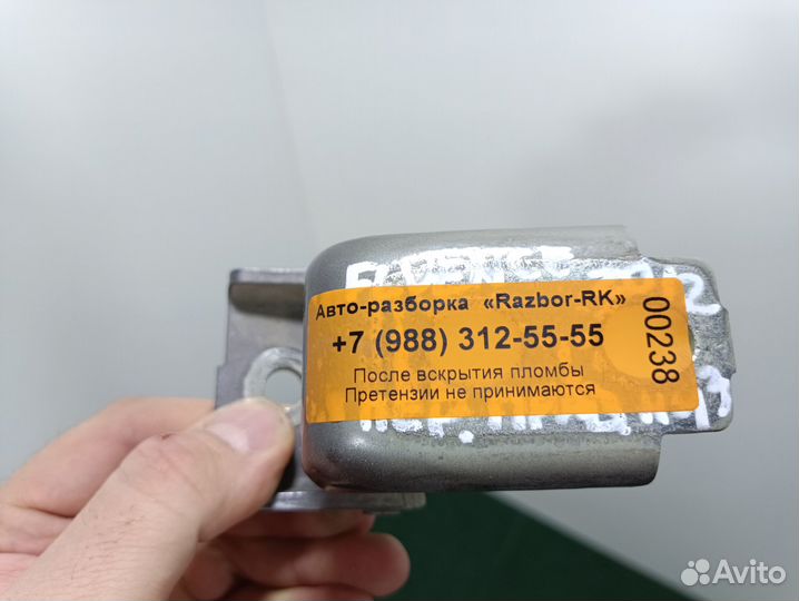 Петля двери нижняя Renault Fluence