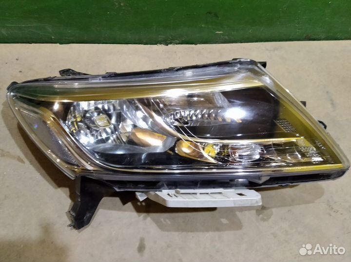 Фара правая Nissan Pathfinder R52